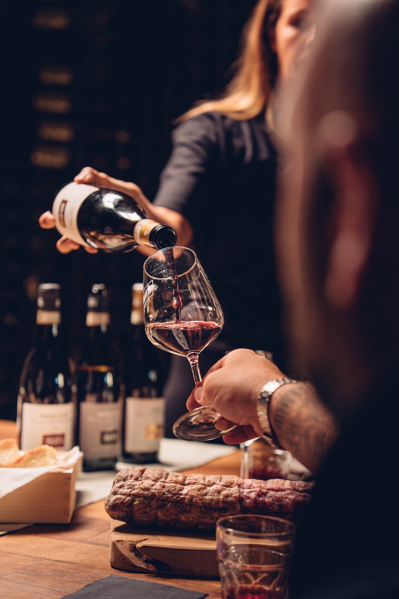 Calice di vino versato durante una degustazione Dogliotti1870