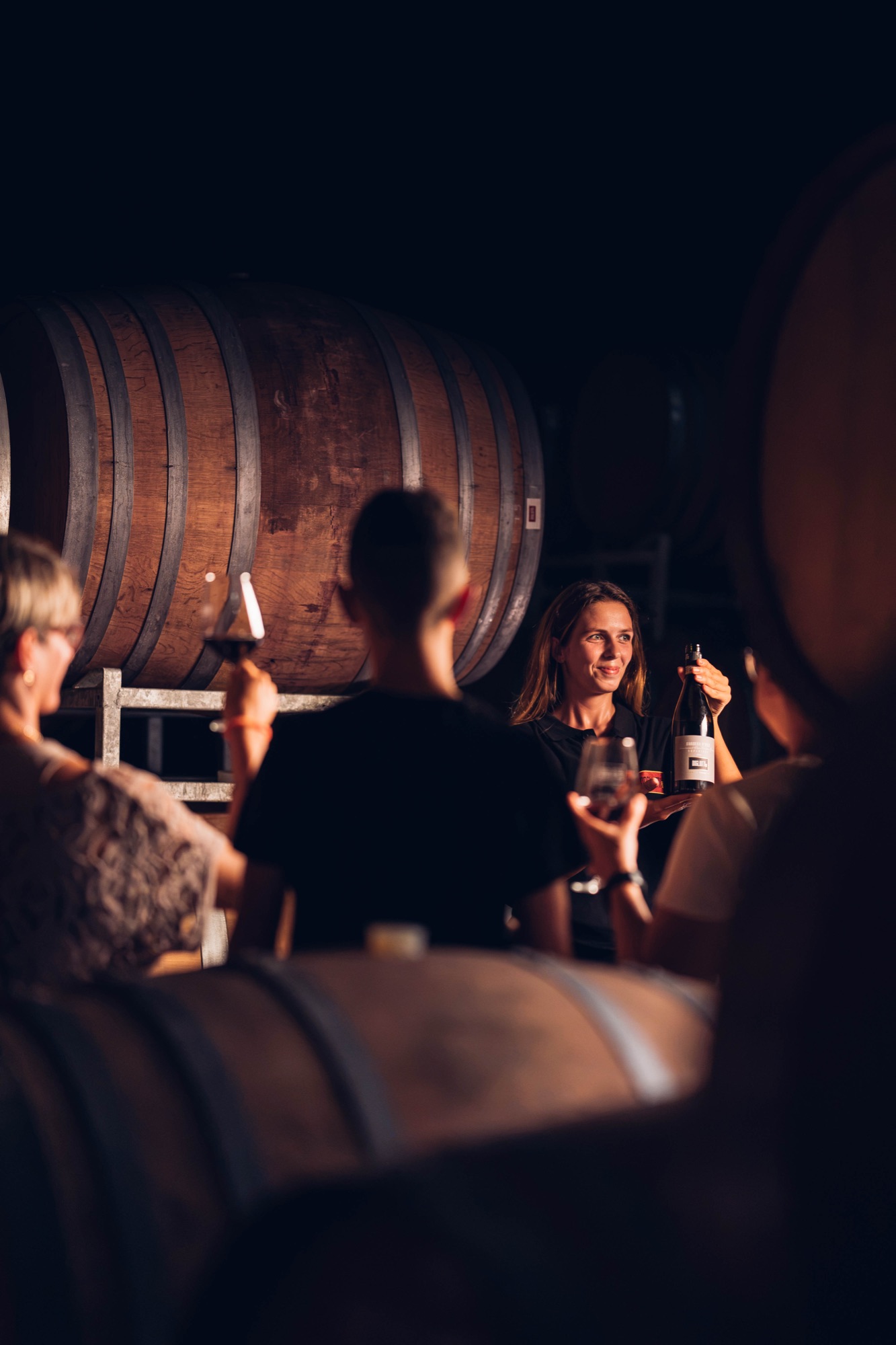 Degustazione tra le botti con ospiti