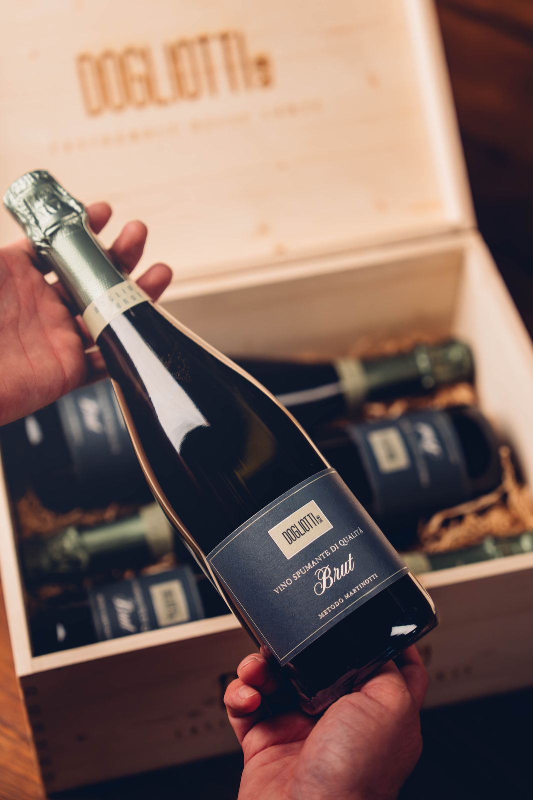 Cassetta in legno Dogliotti1870 con bottiglie di vino