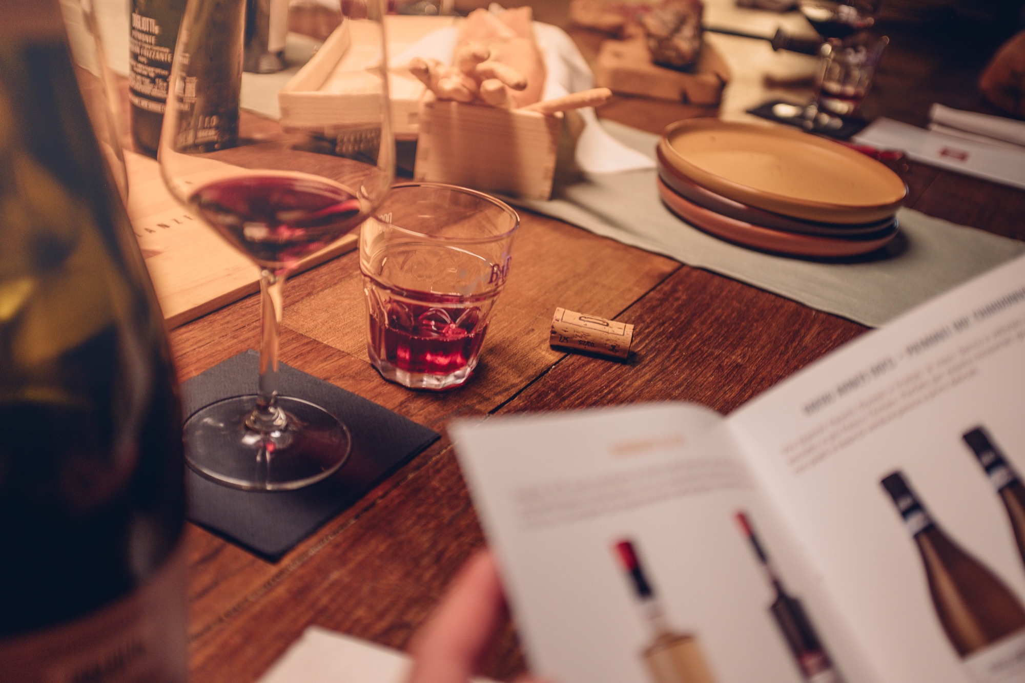 Tavolo allestito per la degustazione con calici di vino e prodotti tipici